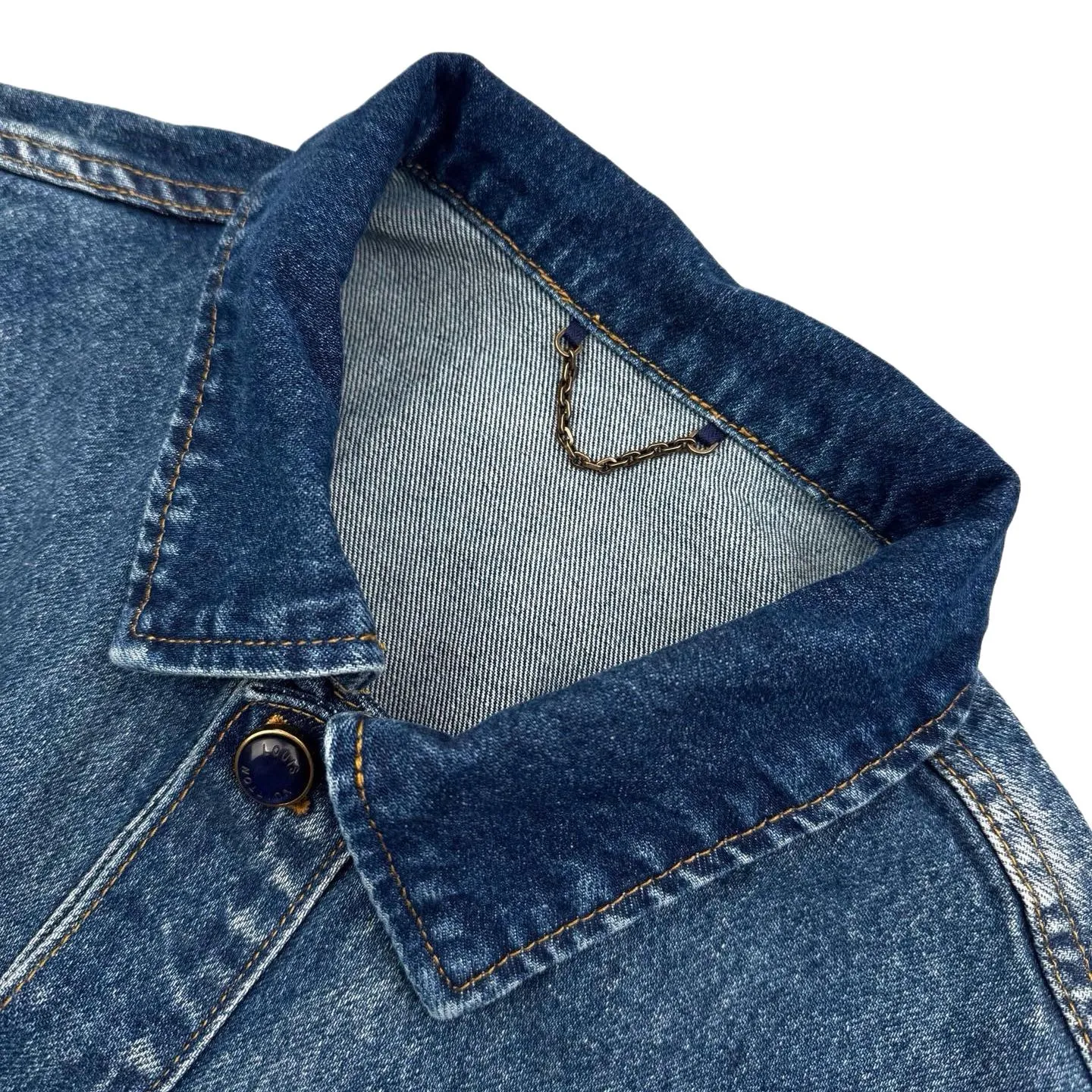 🅿️680 1v 25SS Hubby Gradient Presbyopic Denim Jacket. Original purchase and development for 23,900. The fabric is made of customized indigo thick double-woven cotton. It has high quality and is comfortable and close to the skin. It is based on a subtle gradient from dark blue to light blue. Unique blues artwork. Imperfect perfection. The Monogram Seeds pattern is laid out with a gradient effect. The looming posture quietly emerges and is fully recognizable. The Damier leather label on the back hem is lightly embossed with the LV letters, revealing the noble identity. The longitudinal arrangement of single-breasted buttons becomes the visual guide line, elongating the neck line, adding a delicate buffer between the romance of gradient blue and the toughness of work clothes. The suit is worn for worry-free wear, allowing the wearer to become a walking color narrative. Digital printing technology adopts digital pattern design and prints the pattern directly on the fabric through an inkjet printer to achieve Monogram Seeds operation. The transition is natural. The pattern is clear, using multiple horses and rub sand to rub specific parts with a high-pressure spray gun to achieve a local gradient effect, and then use frosting technology to create a unique texture pattern. The workmanship is extremely complex and time-consuming and labor-intensive. The double process of washing and light frying is to desize and clean the denim material first, and then sand wash to produce a fading effect. The denim jacket is fried through special chemical treatment to give a special contrasting effect. Size:S-M-L-XL